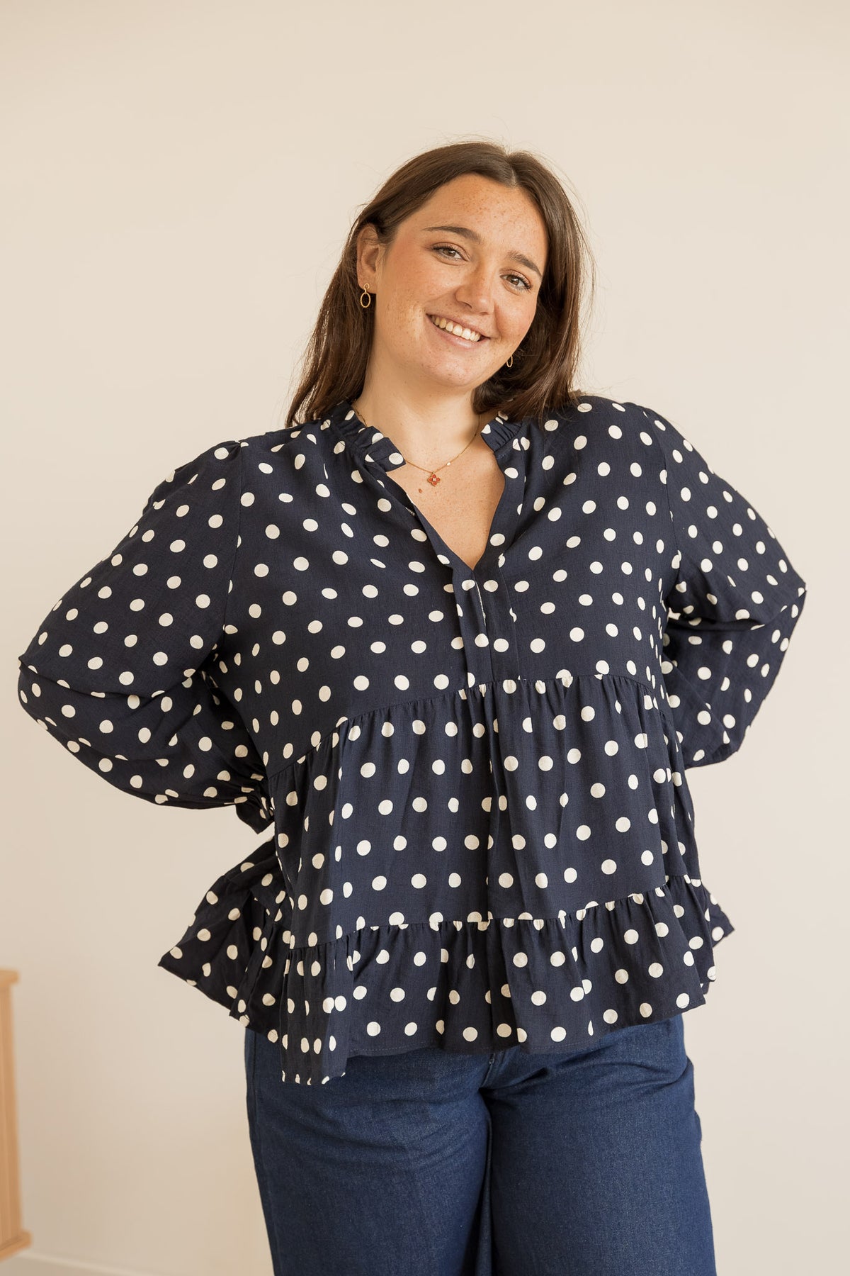 Portrait souriant, blouse à pois