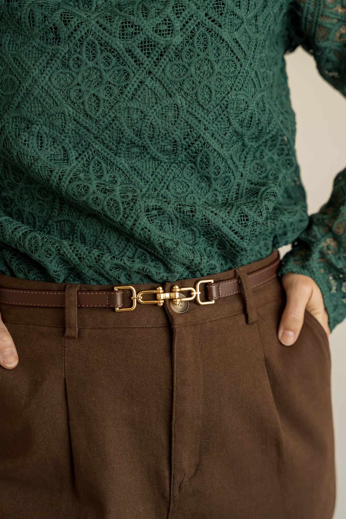 Ceinture fine à boucle dorée sur la dentelle