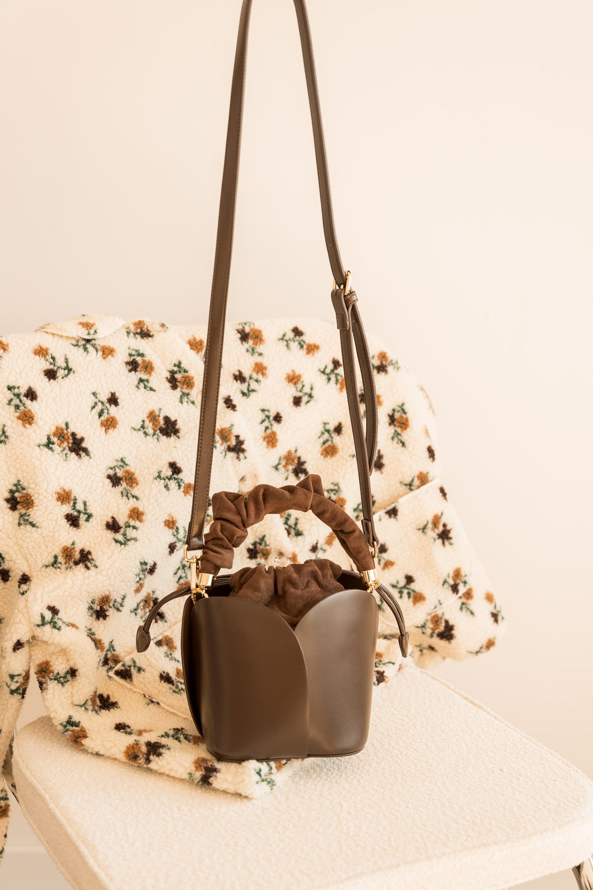 Le sac et sa bandoulière posés sur une veste douce