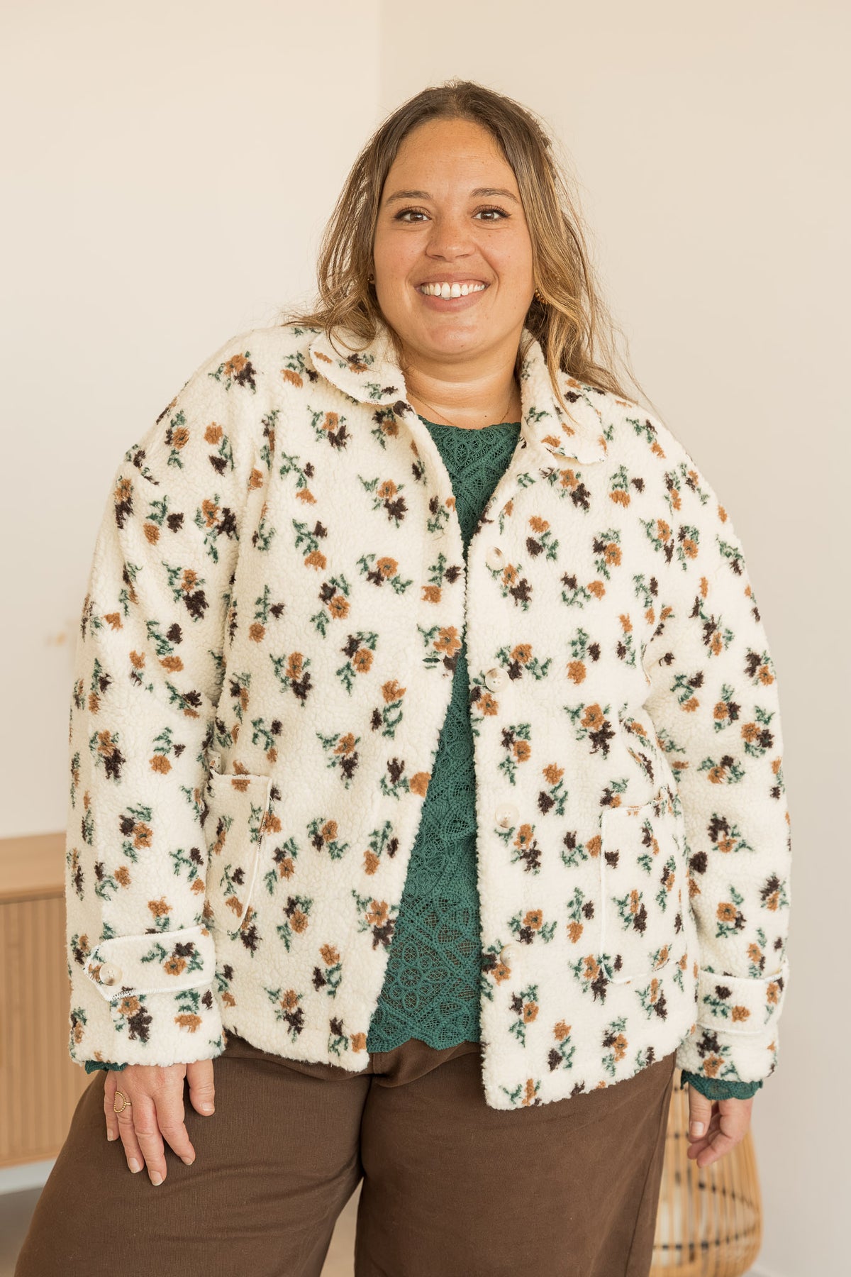 Veste moumoute fleurie, sourire