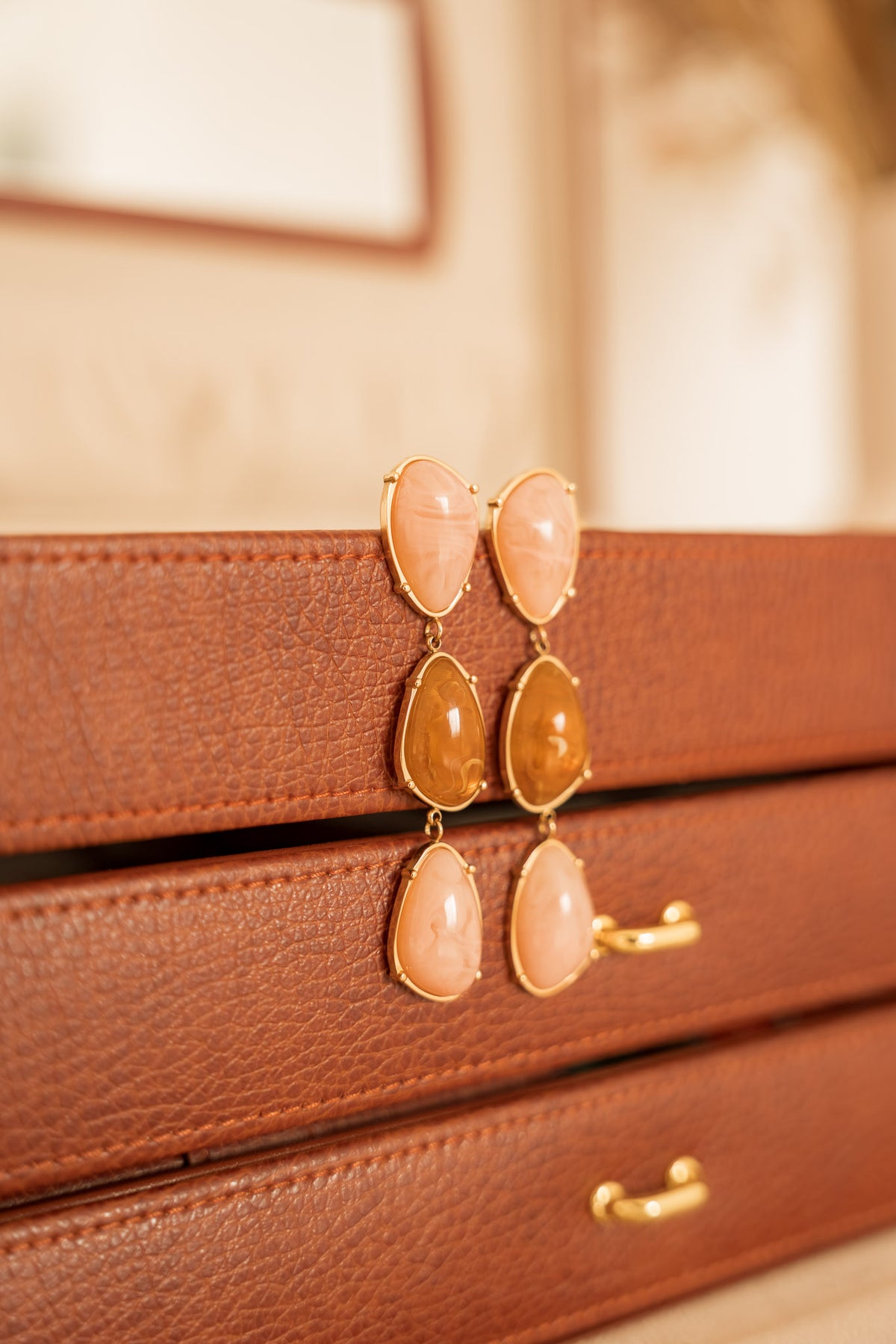 Boucles d'oreilles pendantes en pierres rose et ambre