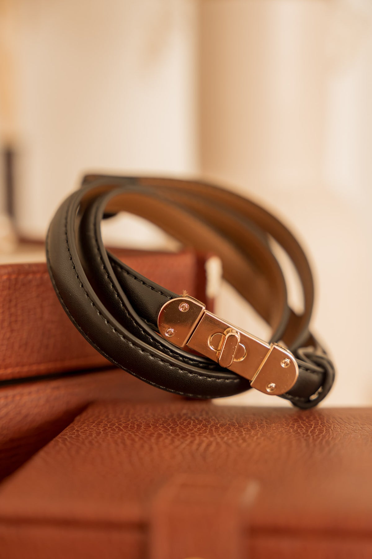 Ceinture fine noire à boucle dorée