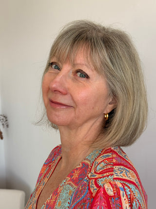 Femme souriante en robe rose