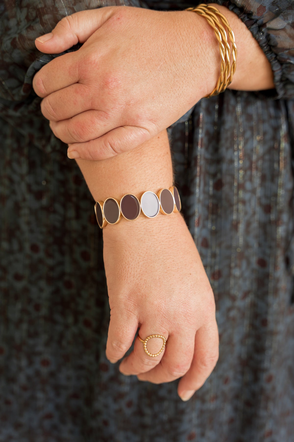 Bracelet doré au poignet
