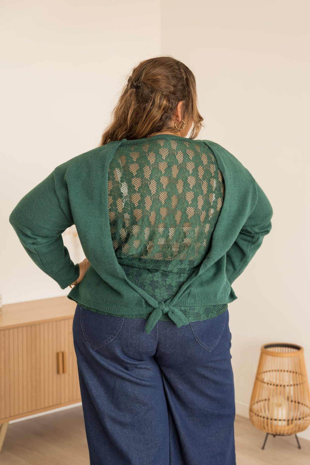 De dos, mains sur les hanches, dentelle ajourée