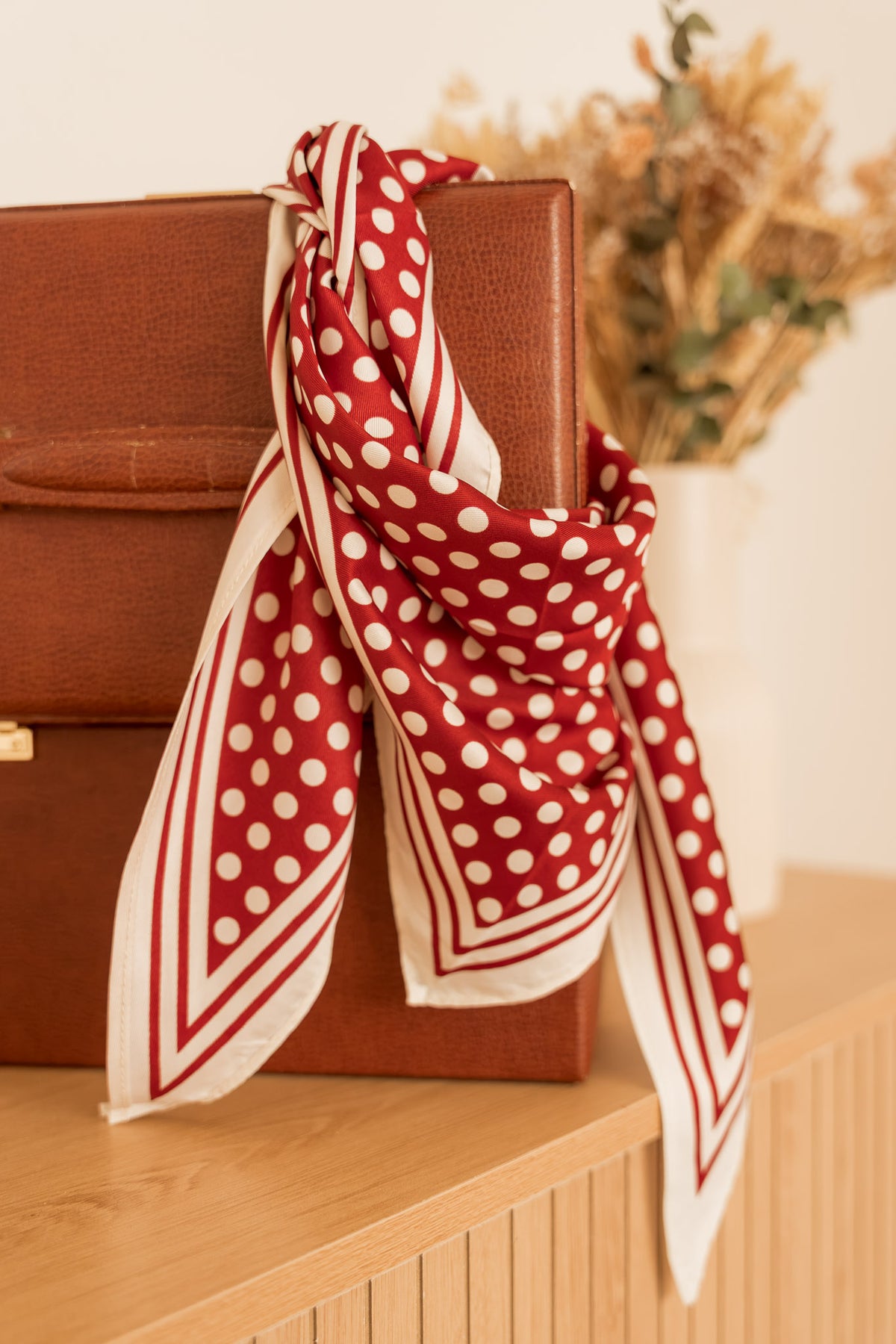 Foulard bordeaux à pois blancs